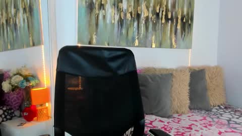 Helena Santos  online show from October 22, 11:15 am