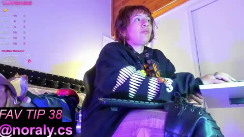 Snapshot of hey_noraly chatting on September 29, 4:06 am Noraly  online show from September 29, 4:06 am