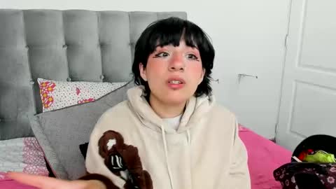 Snapshot of hey_noraly chatting on February 4, 4:59 am Noraly  online show from February 4, 4:59 am