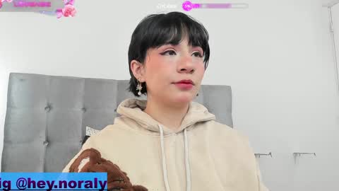 Snapshot of hey_noraly chatting on January 21, 1:11 pm Noraly  online show from January 21, 1:11 pm