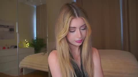 Moni Monica online show from March 25, 8:17 am