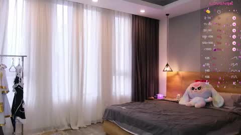 Holli online show from December 17, 7:56 am