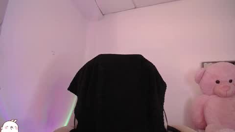 holly_16 online show from October 30, 1:52 am