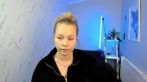 Holly online show from October 1, 5:29 pm