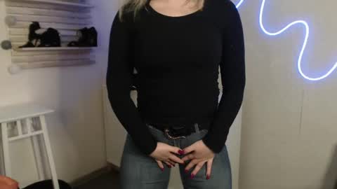 Holly online show from February 12, 2:45 am