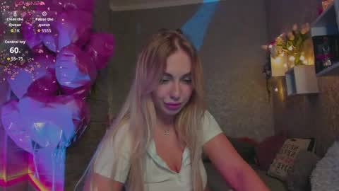 holly_molly8 online show from April 2, 4:15 pm