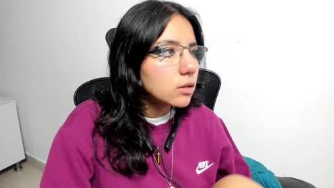 hollypeach_ online show from November 17, 7:47 pm