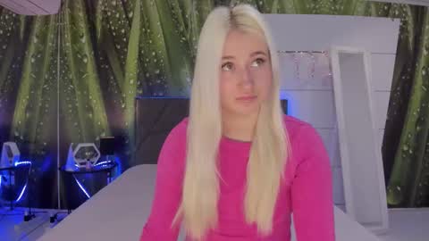 HollyTaillor online show from April 1, 5:30 am