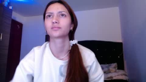 holy_julii online show from June 20, 3:32 am
