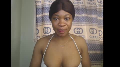 Snapshot of honey_dollxx chatting on October 22, 8:30 am Flora online show from October 22, 8:30 am