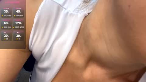 Snapshot of honey_light chatting on October 20, 7:33 am Nikki  online show from October 20, 7:33 am