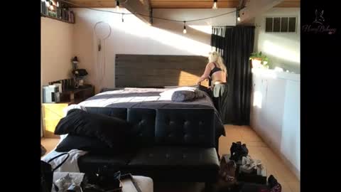 honeybuhnny online show from April 3, 2:42 am