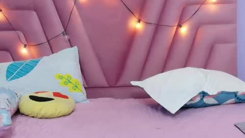 Khloe  online show from March 25, 12:08 pm