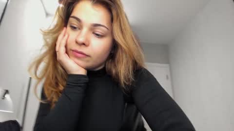 LiluCaroline online show from December 6, 6:39 pm