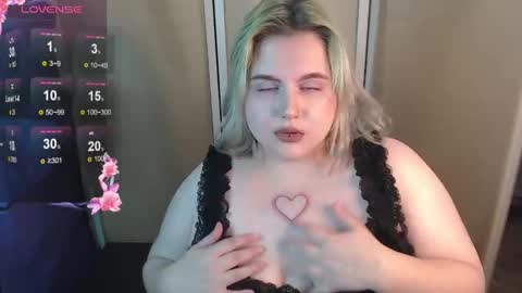 Snapshot of ice_baby01 chatting on October 17, 5:49 pm Alice Bunny666 online show from October 17, 5:49 pm