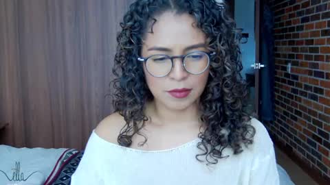 Snapshot of illaroom chatting on December 2, 6:52 pm Kloe online show from December 2, 6:52 pm