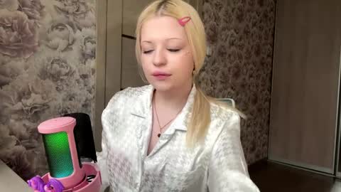 Lola online show from April 5, 10:03 am