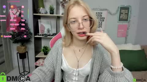 Mia online show from December 22, 3:15 pm