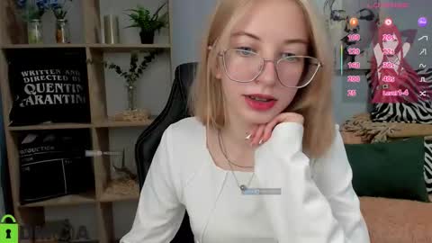 Mia online show from October 15, 2:19 pm