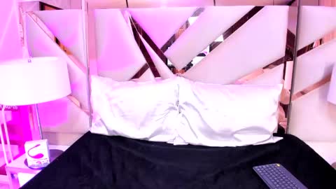 iris noa  online show from May 3, 2:37 am