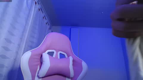 Snapshot of isa_emeralds chatting on February 22, 10:18 am Isabella  online show from February 22, 10:18 am