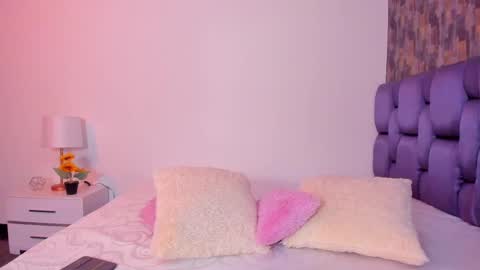 Isabela Angell  online show from March 10, 11:27 pm