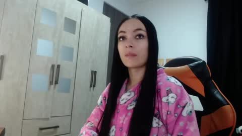 isabella_piercee online show from May 4, 9:24 am