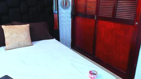 Isabella Your Queen  online show from February 22, 1:22 am