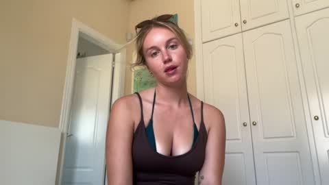 isabellesings online show from August 9, 2:09 pm
