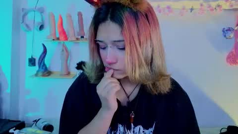 Isisjones18 online show from December 14, 7:41 pm