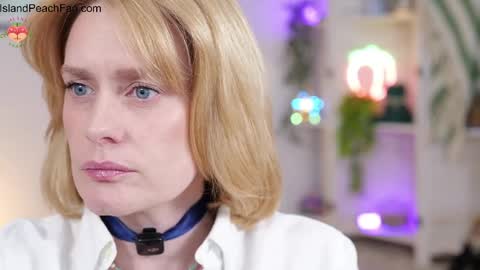 Lou  Peaches online show from April 3, 2:04 pm