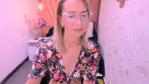 ISSA MILF online show from October 1, 2:11 pm