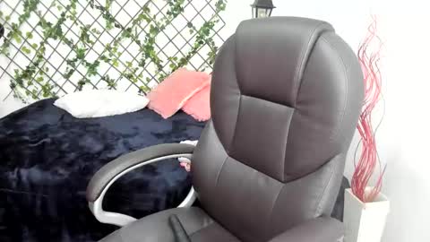 Issa  online show from November 1, 6:34 pm