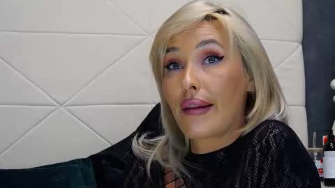 IssaSmyth online show from September 18, 10:36 am