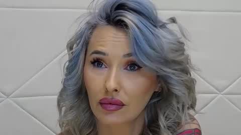 IssaSmyth online show from February 5, 4:43 pm