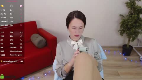 Queen of nylon  Victoria online show from March 26, 5:20 am