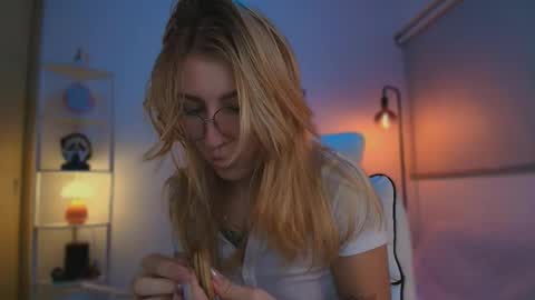 Linda Sofia help me get to 100 thumbs up online show from October 27, 5:03 am