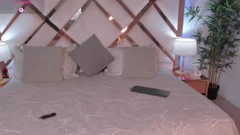 JESSICA STONNE online show from April 14, 8:36 am