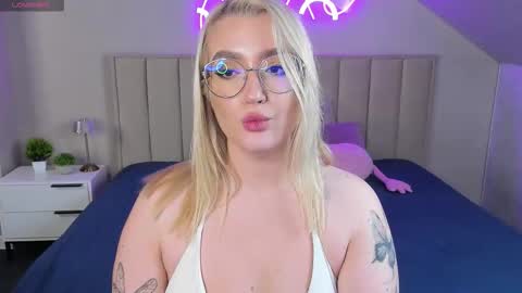 Vickie online show from October 18, 10:18 am