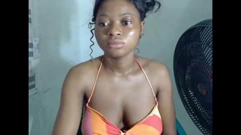 juicynpinkx online show from April 19, 8:25 am