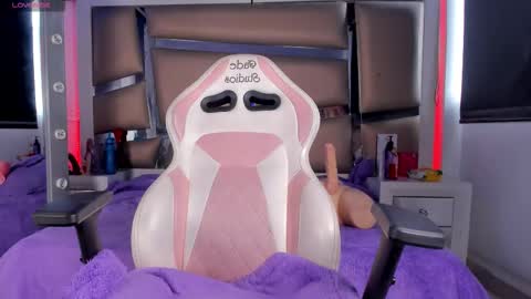 juliana_js_ online show from November 17, 8:20 pm