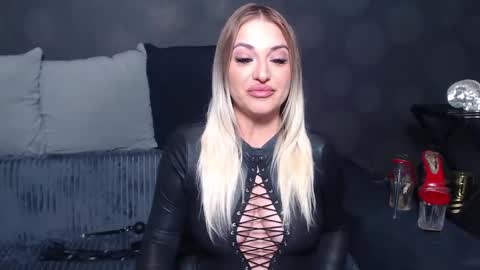 julia online show from March 25, 10:56 pm