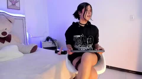 juliee_ross online show from May 1, 12:19 pm