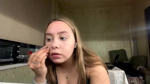 Mia online show from November 3, 1:59 pm