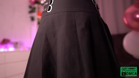 Snapshot of just_emmy chatting on December 5, 5:15 am just call me Emmy online show from December 5, 5:15 am