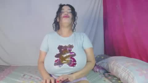 Snapshot of karelysbigboobs chatting on February 19, 11:46 pm karelysbigboobs online show from February 19, 11:46 pm