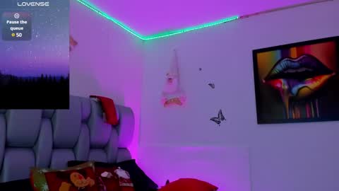 Snapshot of karin_grey69 chatting on December 20, 11:58 pm Karin    online show from December 20, 11:58 pm