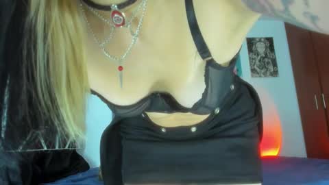 Snapshot of karinna__raven chatting on October 23, 1:44 am KARINNA RAVEN online show from October 23, 1:44 am
