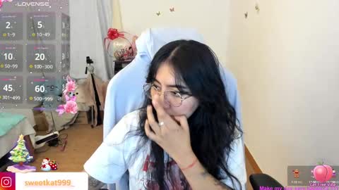 Snapshot of kat_ly_chan chatting on December 31, 4:14 pm Kat       online show from December 31, 4:14 pm