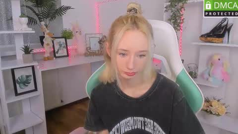Snapshot of katia_kim chatting on October 23, 5:57 am Katia online show from October 23, 5:57 am